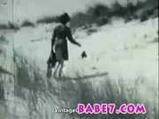 Видео девчонки-нудистки писают на нудистских пляжах